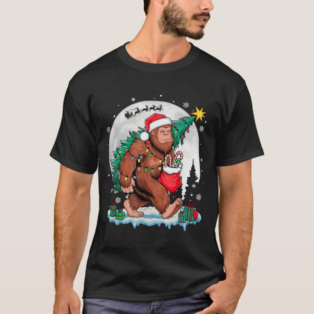 Christmas Bigfoot Santa Tree Sleigh Moon Funny Xma T-Shirt (Vorderseite)