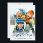 Christmas Blue Script Foto Happy Feiertagskarte<br><div class="desc">Diese festliche Urlaubskarte bietet Ihnen ein beliebtes Foto mit weißem Ober-Overlay und Skripttext "Happy Ferien" mit Ihrem Familiennamen und dem untersten Jahr. Zurück sind blaue Pinselstreifen und goldene Konfetti. Einfach anpassen,  indem Sie auf "Personalisieren" klicken. Ideal,  um Freunden und der Familie einen Feiertagsjubiläum zu schenken.</div>