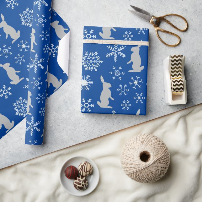 Christmas Blue Snowflakes und Bunnies Geschenkpapier (Kunsthandwerk)