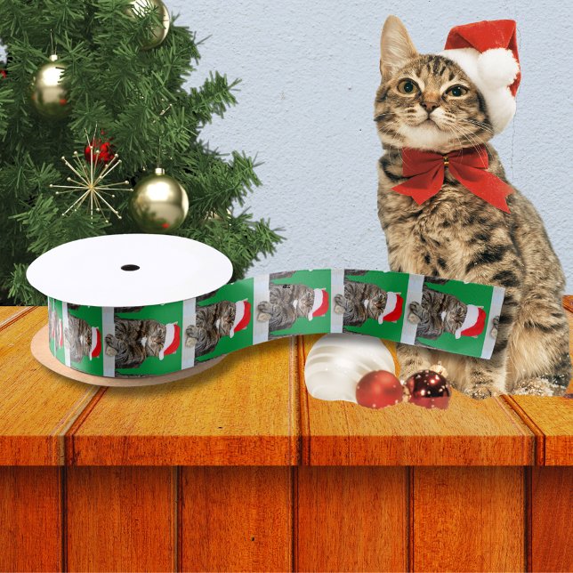 Christmas Cat Humbug Foto mit Weihnachtsmannmütze Satinband (White Snowflakes with Red Background Satin Ribbon)