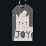 Christmas Cat JOY Custom Geschenkanhänger<br><div class="desc">Niedliches Urlaubsdesign mit einer Illustration einer weißen Katze mit rosa Mütze und Strickschal. Schneebedeckungen mit Kohlevorkommen. Auf dem Bauch der Katze steht "Freude" und darunter kann man seinen Namen drucken lassen. Ein tolles Design für Katzenliebhaber! Benutzen Sie das für die Weihnachtsgeschenkverpackung.</div>