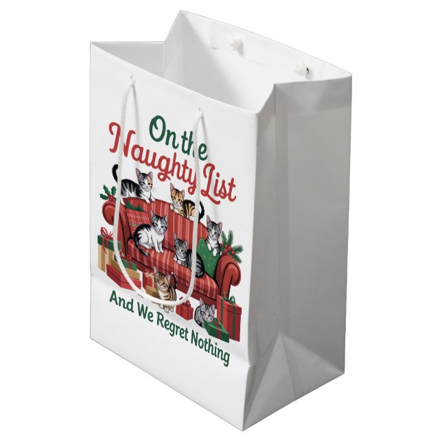 Christmas Cats On The Naughty List 90s Retro Cat Mittlere Geschenktüte (Vorderseite Schrägansicht)