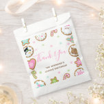 Christmas Cookie Exchange Party Pink Danke Geschenktütchen<br><div class="desc">Dieses niedliche und lustige Gunst-Tag beinhaltet vereiste Kekse mit bezaubernden Charakteren wie einem Schneemann, Rentier und dem Weihnachtsmann. Heilig, Zuckerrohr und Schneeflocken sorgen für eine festliche Touch. Der Text kombiniert handgeschriebene Skripte mit serifenlosen Schriftart für ein stilvolles und modernes Design. Das ist ideal für ein Party, ein Party mit Keksdekoration,...</div>