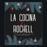 Christmas Coquito Weinetikett<br><div class="desc">Das Cocina de (Ihr Name) Label zeichnet sich durch ein fröhliches und lebendiges Urlaubsprojekt aus. In der Mitte befinden sich üppige, grüne Äste, die mit funkelnden Ornamenten geschmückt sind, die das puerto-ricanische Erbe feiern. Jedes Dekor ist mit der berühmten puerto-ricanischen Flagge dekoriert und weist stolz die Farben Rot, Weiß und...</div>