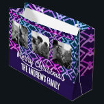 Christmas Family Foto Geometric Fuchsia Lila Große Geschenktüte<br><div class="desc">Große Geschenktasche mit drei Fotos auf der Vorderseite, die personalisiert sein kann, zusammen mit einem sehr stilvollen geometrischen Stammbaum in verschiedenen Tönen von lila und Fuchsia. Der Stammestempel macht die Tasche ganz anders und einzigartig. Sie können auch angeben, von wem das Geschenk stammt, ob es persönlich ist oder von Ihrer...</div>