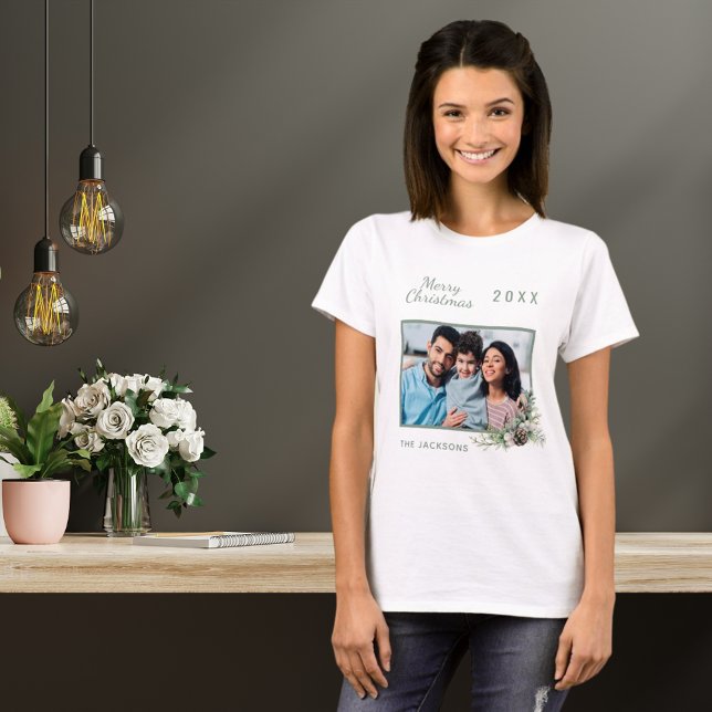 Christmas family foto white cone pine name T-Shirt (Von Creator hochgeladen)