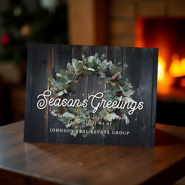 Christmas Green Wreath and Wood Season's Greetings Postkarte (Von Creator hochgeladen)