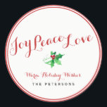 Christmas Holly Joy Peace Liebe Script Custom Runder Aufkleber<br><div class="desc">Feiern Sie die Saison mit diesem schönen Holiday-Rücksendelabel, das die Wörter JOY PEACE LIEBE in einem eleganten Rot-Script-Schriftart und einen Hauch von festlichen, wasserfarbenen heiligen unten zeigt. Personalisieren Sie, indem Sie Ihren eigenen Gruß und Namen hinzufügen. Schön und klassisch aber einfach und trendig, ein Aufkleber, der perfekt für Pakete, Umschläge,...</div>