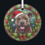 Christmas Holly Santa Staffordshire Terrier Dog Ornament Aus Glas<br><div class="desc">Hier ist ein hübsches Glasdekor mit einem Thema aus Buntglas und einem braunen Staffordshire Terrier Hund. Der Hund trägt eine rote Weihnachtsmannmütze und einen Kragen mit blaugrünem Hintergrund. Das Bild ist in einem hübschen grünen, heiligen und roten Kranz gerahmt. Dies macht ein schönes kleine Geschenk oder Dekoration für den Haushalt,...</div>