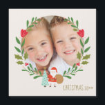 Christmas Holly Wreath Foto Magnetkarte<br><div class="desc">Vorderseite mit Kranz und niedlichem Santa - Rückseite mit Niedlichem Weihnachtsmuster-Design auf der Rückseite mit handgezeichneten Natursymbolen wie Schneemann,  Rentiere,  Heilige,  Schnee, </div>