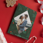 Christmas Kiss Mistletoe Romantic Foto Diamond Feiertagskarte<br><div class="desc">Weihnachtsküsse und Urlaubswünsche mit dieser festlichen und romantischen Mistletoe Musterkarte. Füllen Sie den eleganten Diamanten mit Ihrem Lieblings-Paar Kuss Foto und fügen Sie Ihre individuelle Weihnachtsbotschaft in Weiß über den botanisch grünen Hintergrund. Ein schöner Misteloe hängt über deinem küssenden Foto.</div>