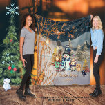 Christmas Magic Snowman & Friends Blau Fleecedecke<br><div class="desc">Finden Sie dieses niedliche personalisierte Fleece Blanket mit süße Figuren und Goldelementen. Das Zimmer war sehr sauber und das Frühstück war sehr gut. Die Eichhörnchen, Snowman, ein Mädchen und ein Baby, ein Fuchs, Mäuse, eine Eule, ein Rabe und ein kleiner Vogel werden den richtigen Weihnachtsgeist hervorbringen. Legen Sie es auf...</div>