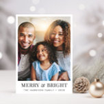 Christmas Merry Bright Foto Feiertagskarte<br><div class="desc">Moderne Weihnachtsgrüßkarte mit Ihrem Foto "Merry & Bright" in eleganter Typografie und Ihrem Familiennamen und dem Jahr in einfacher Typografie.</div>