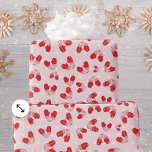 Christmas Mittens Red Pink Simple Pattern Wrap Geschenkpapier<br><div class="desc">Weihnachten im Winter milzt in Rot in einem zufälligen Muster,  auf einem hellrosa Hintergrund mit cleveren weißen Punkten. So lustig und fröhlich!</div>