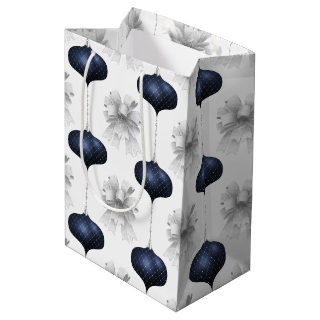 Christmas Navy Bow Velvet Pattern Mittlere Geschenktüte (Rückseite Schrägansicht)