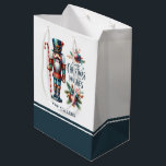 Christmas Nutcracker Candy Cane Weihnachtswünsche Mittlere Geschenktüte<br><div class="desc">Farbenfrohe Weihnachtscreme mit einem Zuckerrohr,  Weihnachtsdekoration und süße Weihnachtswünsche Retrotypografie. Anpassbarer Name.</div>