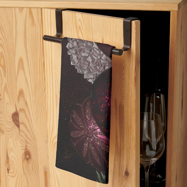 Christmas Party Pink Ornaments Green Leaves Black Geschirrtuch (Drittel gefaltet)