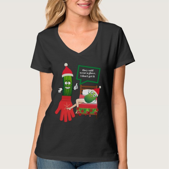CHRISTMAS PICKLE COUPLE WEARING SANTA HAT & GLOVE T-Shirt (Vorderseite)