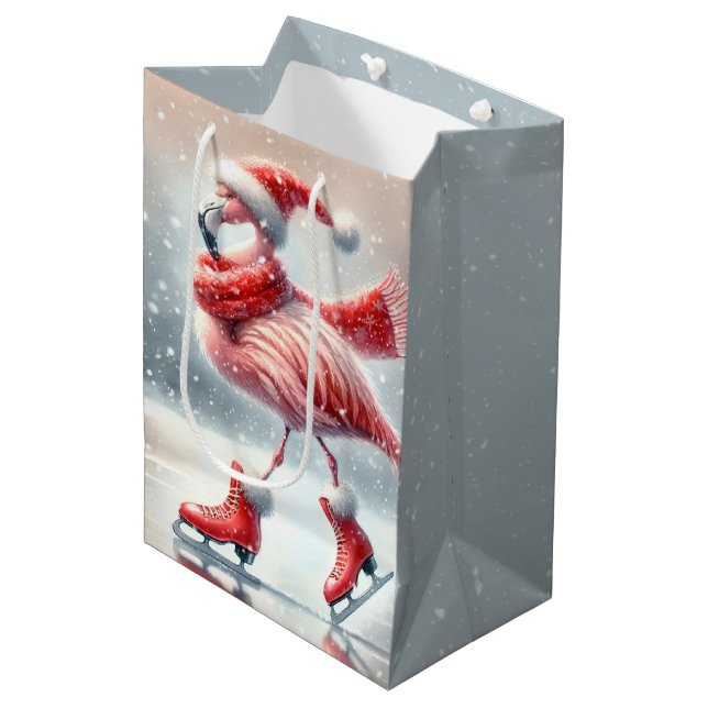 Christmas Pink Flamingo Ice Skaten Mittlere Geschenktüte (Vorderseite Schrägansicht)