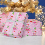 Christmas Pink Flamingo Muster Geschenkpapier<br><div class="desc">Rosa Weihnachtsflamingos mit Saitenleuchten und eine Weihnachtsmannmütze auf rosa Hintergrund mit Schneeflocken und festlich dekorierten Palmen. Hier auf individualisierbarem Geschenkpapier gezeigt. Sie können das Muster einfach nach Ihren Vorlieben anpassen und Ihre Lieblingsfarbe auswählen. Es ist ein niedliches Weihnachtsfest mit einem tropischen Flair!</div>