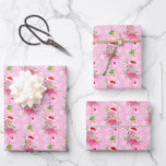 Christmas Pink Flamingo Muster Geschenkpapier Set<br><div class="desc">Rosa Weihnachtsflamingos mit Saitenleuchten und eine Weihnachtsmannmütze auf rosa Hintergrund mit Schneeflocken und festlich dekorierten Palmen. Hier auf individualisierbaren Geschenkpapier-Blättern gezeigt. Sie können das Muster ganz nach Ihren Vorlieben anpassen und auf jedem Blatt der Geschenkpackung Ihre Lieblingsfarbe auswählen. Es ist ein niedliches Weihnachtsfest mit einem tropischen Flair!</div>