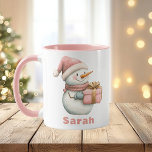 Christmas Pink Snowman Geschenk Individuelle Name Tasse<br><div class="desc">Verbringen Sie Feiertagjubiläum mit einer Weihnachts Pink Snowman Holding Geschenk Individuelle Name Tasse! Diese herrliche Weihnachtskaffee-Tasse besticht durch einen süßen Schneemann in einem gemütlichen rosa Hut und Schal, der ein wunderschön verpacktes Urlaubsgeschenk hält. Einfach mit jedem Namen anpassen, um ein charmantes und nachdenkliches Geschenk für Freunde, Familie oder eine besondere...</div>