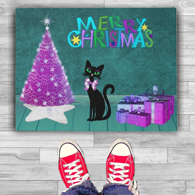 Christmas Pink Tree Black Cat Wrapped Gifts Teal Fußmatte (Pink Tree with black cat pile of wrapped gifts in Teal coloured room on Merry Christmas door mat.)