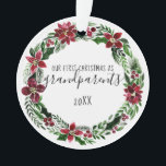 Christmas Poinsettia Wreath Grandeleltern Foto Ornament<br><div class="desc">Dieses niedliche und maßgeschneiderte Weihnachtsbaumschmuck ist perfekt für alle tadenden Großeltern geeignet. Es enthält den Satz "Unser erstes Weihnachten als Großeltern" auf einem bordeauxroten Poinsettia Blumenkranz, Heilige Beeren und grünem Efeu-Blatt Wasserfarbkranz auf einem einfachen, weißen Hintergrund auf der Vorderseite und ein personalisiertes Foto von Ihrem Enkel auf der Rückseite. Es...</div>