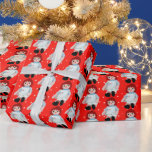 Christmas Rag Doll auf Polka Dots Geschenkpapier<br><div class="desc">Alte Lappen-Puppe mit Weihnachtskandinken in der Schürze-Tasche auf rot-weiß polka dot muster.</div>