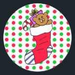 Christmas Red and Green Polka Dots Strumpf Runder Aufkleber<br><div class="desc">Niedlicher eddy Bär im Strumpf Weihnachten Rot und Grün Polka Dots Holiday Aufkleber für Geschenke,  Bonbons oder Siegel Weihnachtskarten.</div>