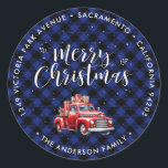 Christmas Red Truck Blue Rücksendeadressen-Aufkleb Runder Aufkleber<br><div class="desc">Schaffen Sie schöne Weihnachtslieder mit einem klassischen roten LKW auf einem blauen Büffel karierten Muster. Diese blauen Weihnachtsmarken können Sie ganz einfach mit Ihrem Familiennamen und Ihrer Adresse personalisieren.</div>