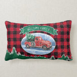 Christmas Red Vintag Truck Buffalo Karierter Name Lendenkissen<br><div class="desc">Fügen Sie Ihren Familiennamen zu diesem Kissen mit einer Winterlandschaft von einem klassischen, roten Lieferwagen-LKW, der durch den Schnee fährt, ein frischer Weihnachtsbaum im Hintergrund hinzu. Ein grünes Banner oben hat einen Familiennamen, mit dem Sie sich selbst personalisieren können. Hintergrund ist ein rotes und schwarzes Büffel-Karo mit einem Rand von...</div>