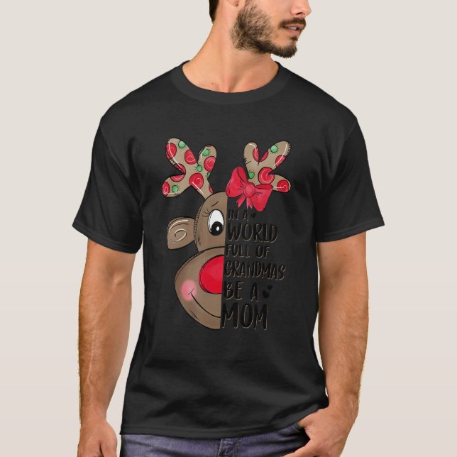 Christmas Reindeer In A World Full Of Grandmas Be  T-Shirt (Vorderseite)