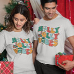 Christmas Retro Holly Jolly Vibes T - Shirt<br><div class="desc">Dieses Design kann durch Auswahl der Option Design bearbeiten personalisiert werden. Sie können auch auf andere Gegenstände übertragen. Kontaktieren Sie mich unter colorflowcreations@gmail.com oder nutzen Sie die Chat-Option oben auf der Seite, wenn Sie dieses Design auf einem anderen Produkt haben möchten oder Hilfe benötigen. Sehen Sie mehr von meinen Designs...</div>