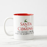 Christmas | Santa kommt | Funny Mug Zweifarbige Tasse<br><div class="desc">Genießen Sie ein kleines Pop Kultur Urlaub Spaß mit diesem Design,  das die Worte "Santa kommt. Er trinkt Kakao und er kennt Dinge" Set in einer bekannten Fantasieschrift. Typografie ist in Weihnachtsrot und Schwarz und Set über den Worten ist eine waldgrüne Silhouette eines Rentiers.</div>