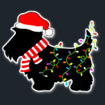 Christmas Scottie Dog mit Licht Aufkleber<br><div class="desc">Schottische Hundeliebhaber von Terrier werden diesen festlichen,  schwarzen Scottie Dog mit einer Weihnachtsmannmütze,  rot-weiß gestreiften Schal und bunten Saitenleuchten genießen! Erleben Sie Weihnachten mit diesem lustigen Design auf individuellen Aufklebern!</div>