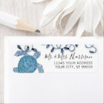 Christmas Sea Turtle Beach Blue Lights Script<br><div class="desc">Der schlichte,  blau-weiße Strand ist inspiriert für die Weihnachtsfeier,  die in der warmen Sonne gefeiert wird! Mit einem handgemalten Aquarellschildkröte mit Weihnachtssaitenleuchten. Kunst und Grafik-Design von international lizenzierten Künstler und Designer,  Audrey Jeanne Roberts,  Copyright.</div>