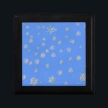 CHRISTMAS SNOWFLAKES GESCHENKBOX<br><div class="desc">Hübsche kleine Schneeflocken vor einem hellblauen Hintergrund. Ein ideales Design für die Weihnachtszeit. England.</div>