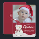 Christmas Snowman Custom Foto Name Feiertagskarte<br><div class="desc">Weihnachtsschneemann mit Weihnachtsmannmütze und rot-weiß gestreiftem Schal, im Schnee sitzen. Fügen Sie für eine personalisierte Einmalkarte Ihren eigenen Foto und Familiennamen hinzu.</div>
