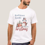 Christmas Snowman Mit Monogramm Name Family T-Shirt<br><div class="desc">Genießen Sie die Freude an der Urlaubssaison mit unserem Mit Monogramm Namen Schneemann Sweatshirt! Diese hübschen Sweatshirts wurden entworfen, um Familien zusammenzubringen und bieten einen niedlichen Schneemann, der von festlichen Weihnachtsgeschenken umgeben ist. Personalisieren Sie jedes Sweatshirt mit dem Namen Ihres Familienmitglieds, um ein einzigartiges und unvergessliches Urlaubsziel zu schaffen. Feiern...</div>