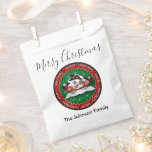 Christmas Snowman Sledding Geschenktütchen<br><div class="desc">Gastgeschenk-Taschen bereit für Sie zu personalisieren. 📌 Wenn Sie weitere Anpassungen benötigen, klicken Sie bitte auf den Button "Weitere Anpassungen vornehmen" oder "Design anpassen oder bearbeiten" und verwenden Sie unser Designwerkzeug, um die Größe, den Rotation, die Textfarbe, den Text und vieles mehr zu ändern. ⭐ Dieses Produkt ist zu 100%...</div>