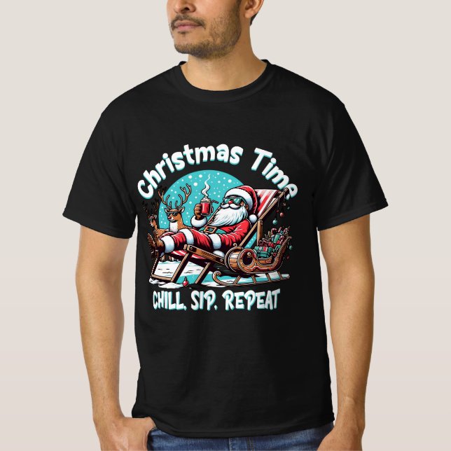 Christmas Time Chill – Relaxing Santa Design T-Shirt (Vorderseite)