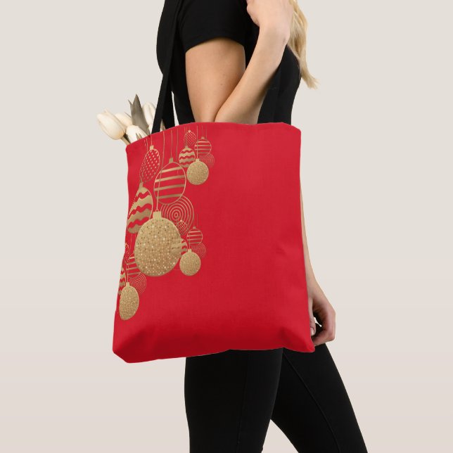 Christmas tote bag with baubles on red background (Von Nahem)