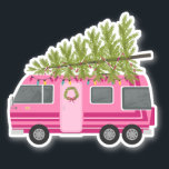 Christmas Tree Pink RV Camper Aufkleber<br><div class="desc">Illustration eines rosa Rv-Campers mit Kranz,  Weihnachtsbeleuchtung und mit frisch geschnittenen Weihnachtsbaum an der Spitze.</div>