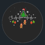Christmas Tree Stethoscope Heartbeat Gingerbread O Runder Aufkleber<br><div class="desc">Ausstattung für das Backteam oder die Weihnachtsmannschaft. Ideal für das Backen, Weihnachten Leckereien, Lebkuchenfans, Kochtester oder Backmannschaften. Für diejenigen, die gerne die Freude und Entspannung des saisonalen Backens und der Herstellung von Ingwer Brothäusern, ob von Grund auf oder ein Kit, Tee für einen Koch, Lebkuchenliebhaber, Keksfreunde, Meisterbauer, oder für Party...</div>