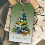 Christmas Tree Watercolor Merry Jolly Happy Geschenkanhänger<br><div class="desc">Weihnachtsbaum Wasserfarbe Merry Jolly Happy Familie Geschenke Tags. Glücklich,  fröhlich,  fröhlich Wünsche und deinen Familiennamen - fügen Sie Ihren Text hinzu. Künstlerische Aquarell zeichnend von einem bunten Weihnachtsbaum auf grünem Hintergrund. Festliches Design für Ihre Weihnachtsgeschenke.</div>