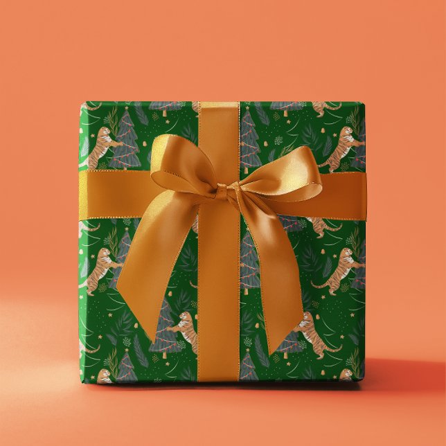 Christmas trees & tigers pattern Green background Geschenkpapier (Von Creator hochgeladen)