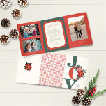 Christmas Trifold Foto Red Green Joy Floral Dreifach Gefaltete Urlaubskarte<br><div class="desc">Nichts sagt Weihnachtsferien wie poinsettias! Und diese dreifach gefliesten Weihnachtsgrüßkarten von 5" x 7" werden sicherlich Ihre Freunde und Familie in den Geist der Ferien bringen. Der Cover hat das Wort "Joy" in großen roten Serifenbriefen mit einem handgezeichneten Blumenstrauß aus Poinsettia, Kiefernästen, Blätter und Beeren. Das Verlassen Inside- verfügt über...</div>