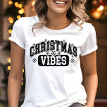 Christmas Vibes Vintage Typografie Tri-Blend Shirt<br><div class="desc">Erleben Sie mit diesem Vintagen Typografie-Shirt "Christmas Vibes" den Urlaubssinn! Dieses Design mit feinem, strukturierten Schriftzeichen und subtilen Schneeflocken-Akzenten ist ideal, um Ihrem Urlaubsschrank eine nostalgische Touch hinzuzufügen. Egal ob Sie ein Weihnachtsfest besuchen oder einfach nur ein lässiges und festliches Outfit suchen, dieses Shirt ist eine großartige Möglichkeit, den Feiertagssjubiläum...</div>