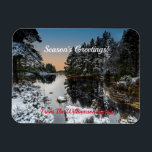 Christmas Winter Scottish Loch Magnet<br><div class="desc">Ein schottischer Landschaftlicher Winterweihnachtsmagnet eines magischen schottischen Loch im Rothiemurchus-Wald im Cairngorms-Nationalpark, bei einem schönen Wintersonnenuntergang. Ein Gebiet von herausragender natürlicher Schönheit. Auf der Karte befindet sich ein Loch, umgeben von einem schneebedeckten Kiefernwald. Die Fotografie wurde von Reg K Atkinson @ Redbubble zur Verfügung gestellt. Kann angepasst werden, indem Sie...</div>